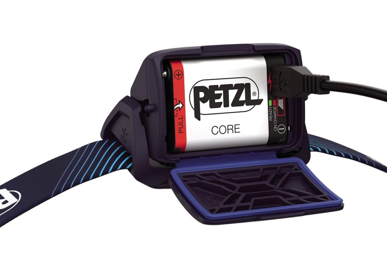 Čelovka Petzl Actik Core 2022 modrá
